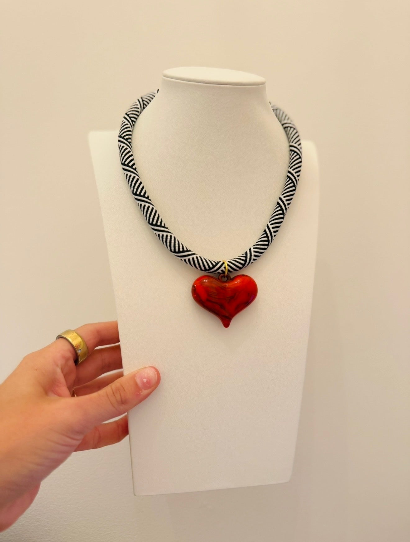 HD/ The Roxanne Rope Heart Necklace/ Black + White