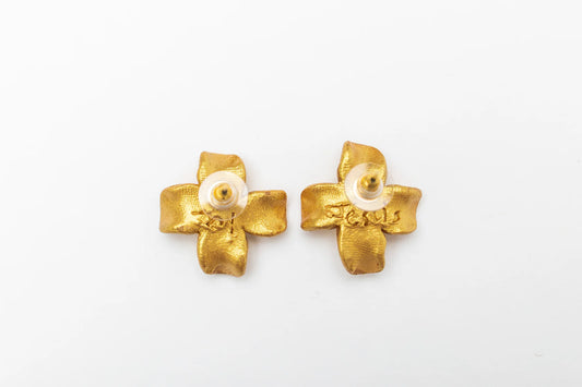 Hidden Truth Jewelry/ Small Dogwood Pearl Studs