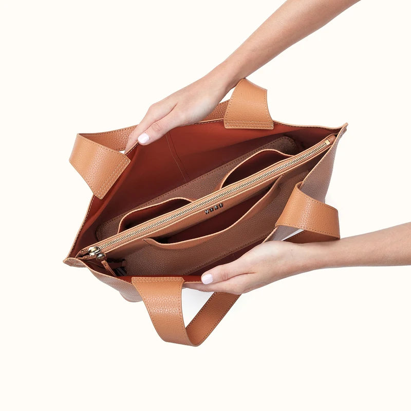 HOBO/ The Vida Medium Tote/ Biscuit